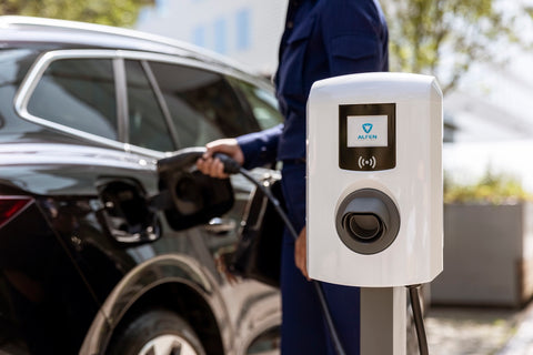 Alfen Eve Single Pro-line wit met vaste kabel waarbij de auto wordt opgeladen