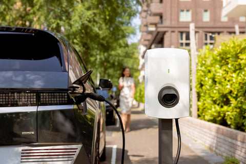 Auto aan het opladen met de Alfen Eve Single S-line wit