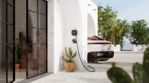 Wallbox Pulsar Max gemonteerd aan de muur met vaste kabel en kabelhouder