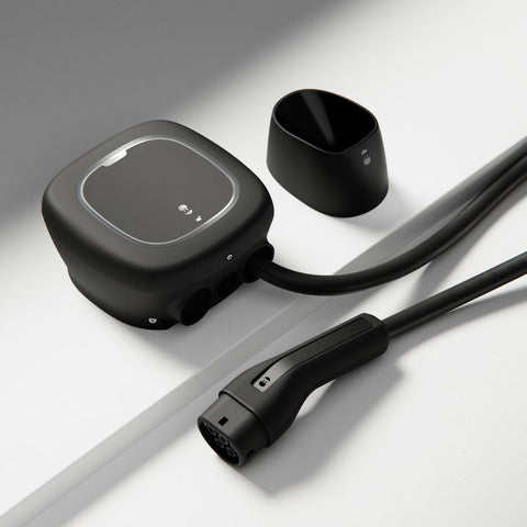 Wallbox Pulsar Pro met vaste kabel en kabelhouder op de grond